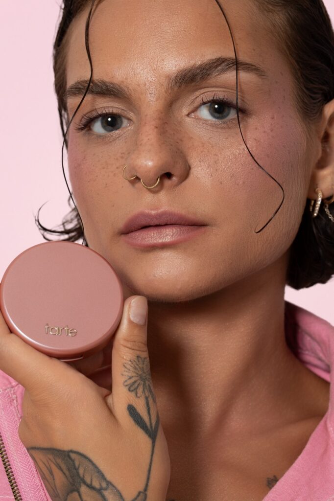 Jeune femme tenant un produit de maquillage, séance ATMA