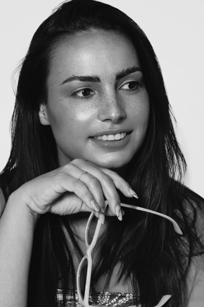 Portrait provisoire (photo du shooting ATMA) pour la fiche de Clarisse Donikian