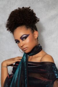 Maquillage artistique aux tons violets réalisé par une élève ATMA