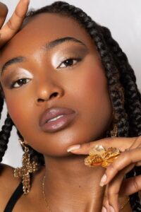 Modèle à la peau noire maquillée par les élèves ATMA