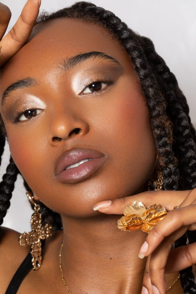 Modèle à la peau noire maquillée par les élèves ATMA