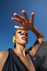 Modèle maquillée par les élèves ATMA photographiée en extérieur sous le ciel de Marseille