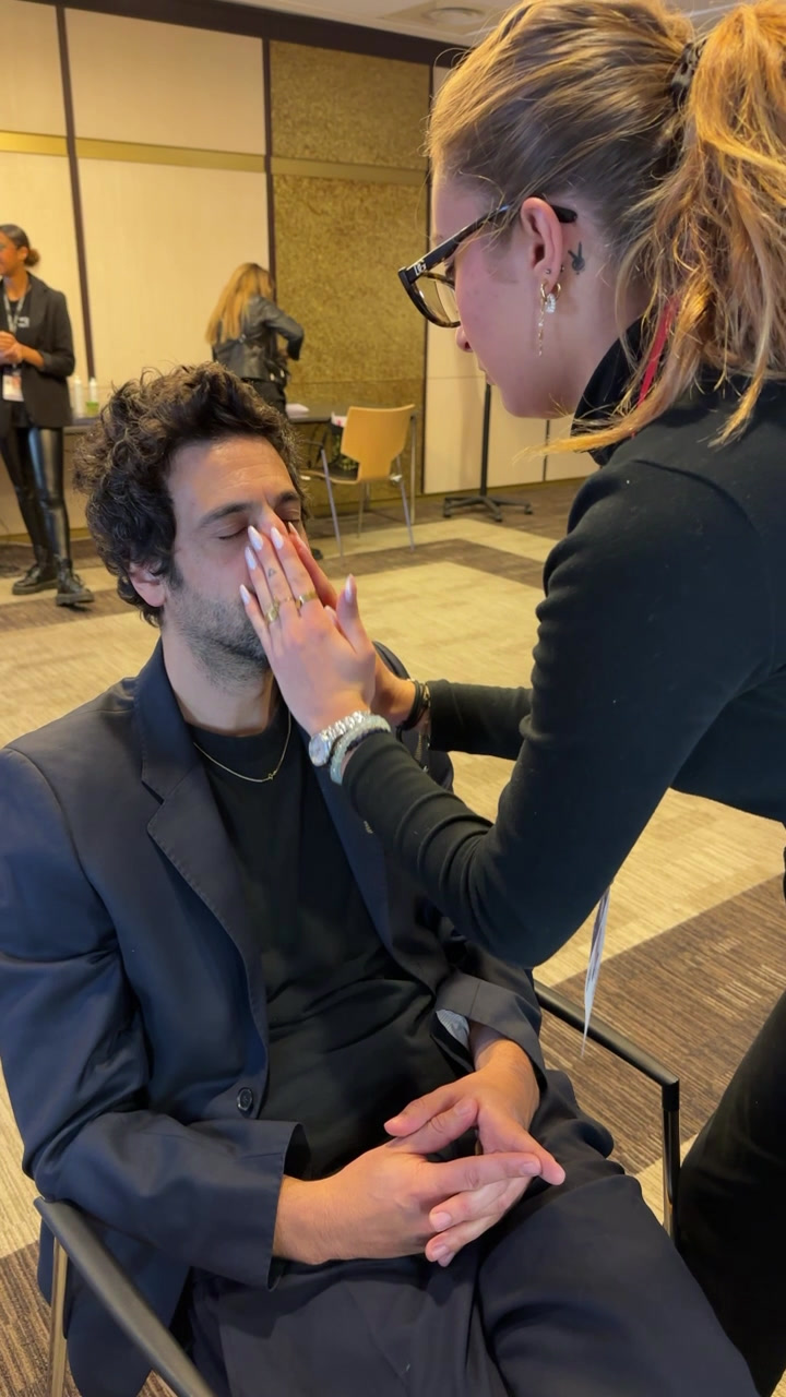 Élève ATMA maquillant un artiste en coulisses des NRJ Music Awards