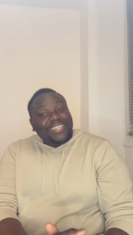 Théandre, ancien élève d’ATMA, face caméra pendant son témoignage